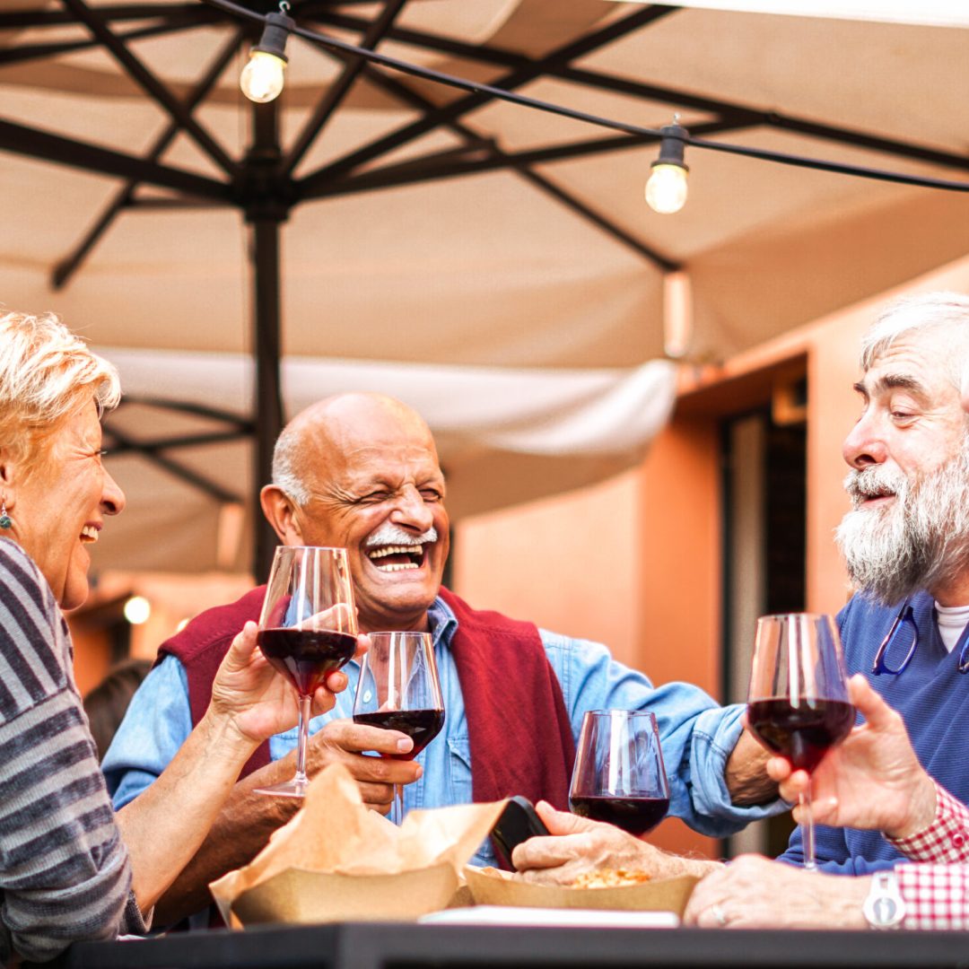 Group of old people eating and drinking outdoor - Doubble date with facemask on - Focusing glasses
